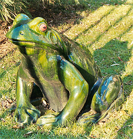 Der Frosch - h, der Prinz - im Garten der Villa
