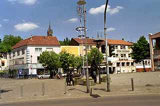 Dudweiler Marktplatz - Wrstchenbude unter der berdachten Ecke im Haus links